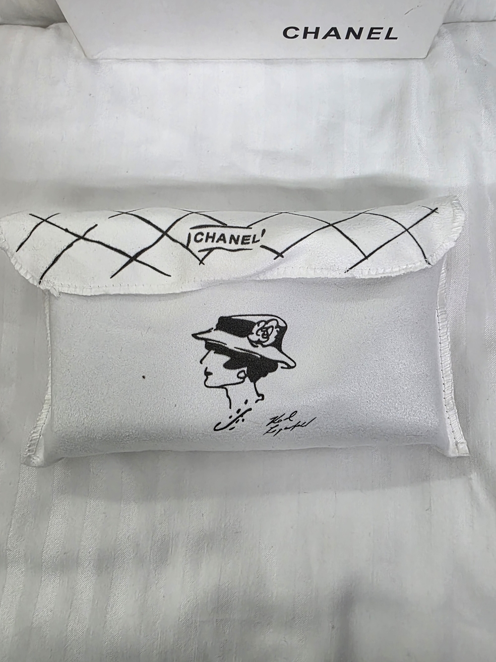 Chanel Quilted Leather Zip Wallet - Black with Gold Hardware - Picture 2 of 11